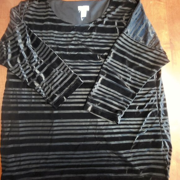 Chicos ~ Sz 2 ~ Black “Velvet and Satin" Black Shirt~ Excellent Condition - Picture 4 of 6